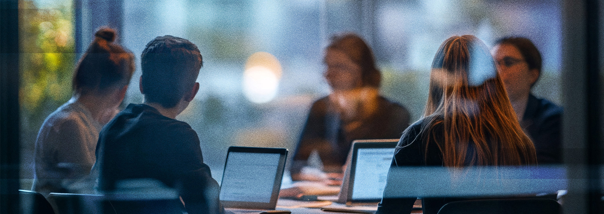 Personen bei einem Meeting